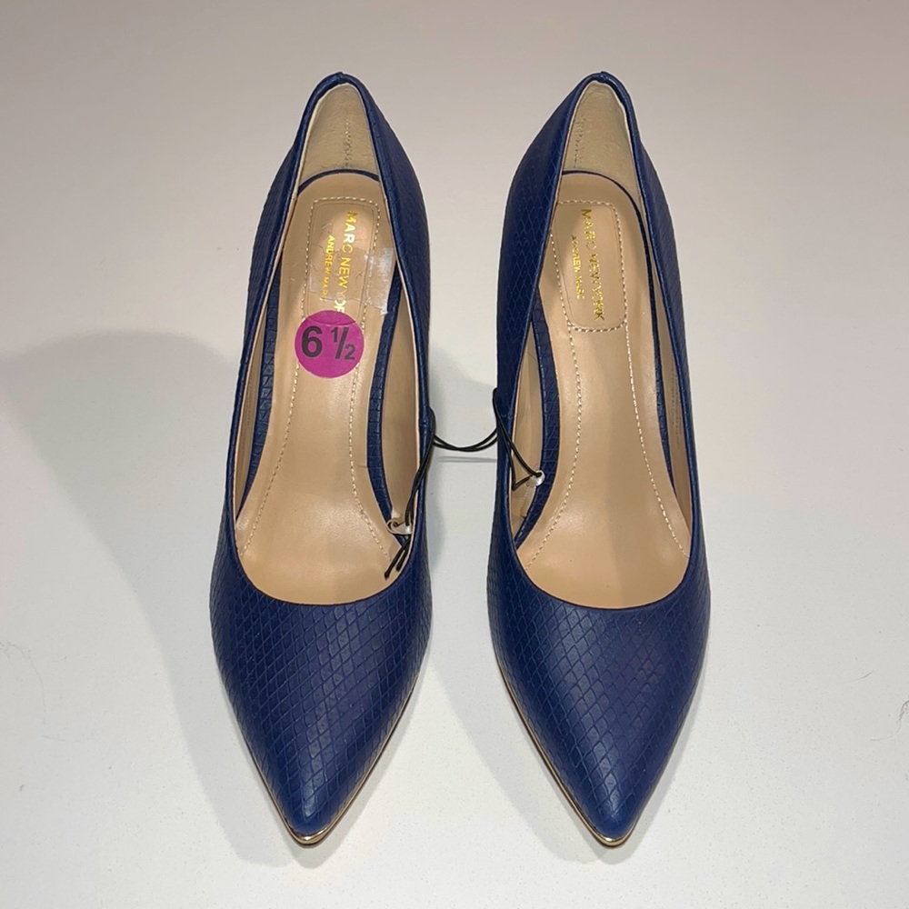 BRAND NEW! Navy Marc New York pumps with gold detail - Size 6.5